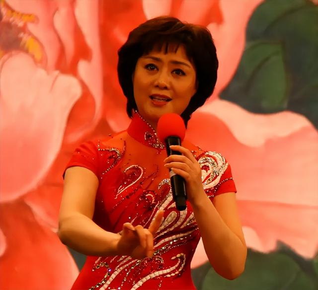 至今未婚未育，身边却有男人陪了近27年！59岁的她才是人间清醒