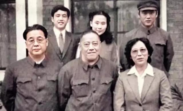 李鹏总理与女儿在一起的罕见留影，笑容灿烂喜笑颜开，温暖又温馨