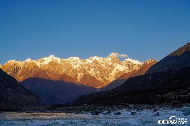 西藏林芝：南迦巴瓦日照金山解锁雪域高原极致浪漫