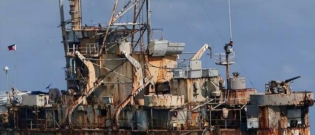 趴在中国仁爱礁9000多天的菲律宾军舰，如今已经再也拖不走了！