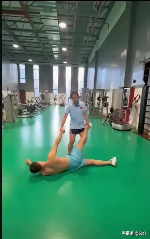 全红婵训练完拖森哥玩水，奥运冠军兄妹情深超有爱！