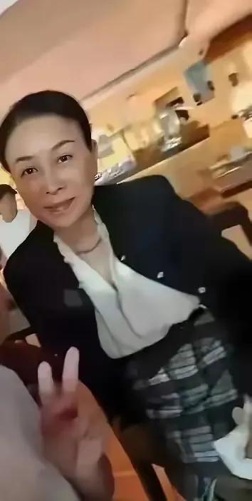 57岁那英现身国外就餐，素颜曝光真实状态，真成五旬老太了