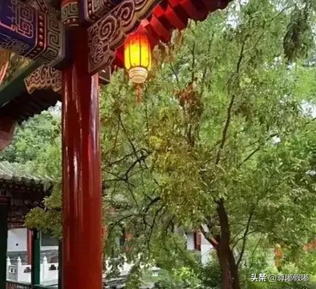 李湘的女儿王诗龄在自家北京小院拍照，配这个色调看上去有点吓人