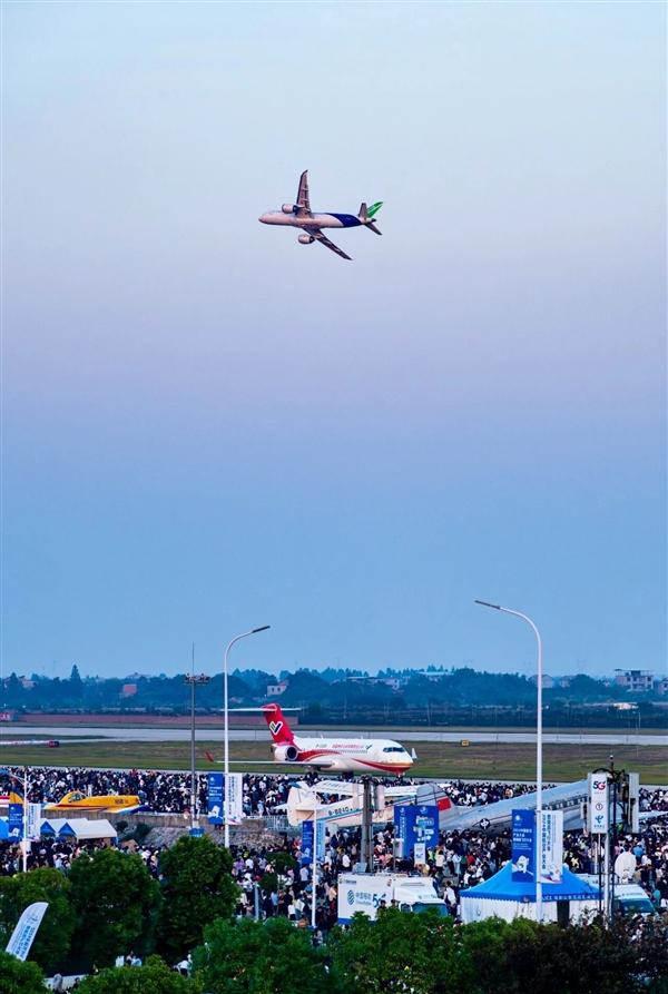 中国商飞C909、C919三机编队气贯长虹！C929模型亮相