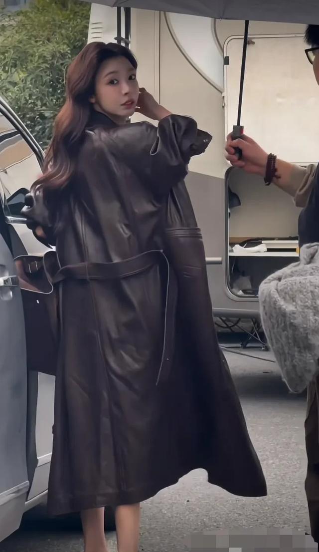 易梦玲公开恋情后首开工	，穿皮衣长外套露大长腿，胡彦斌太有福了