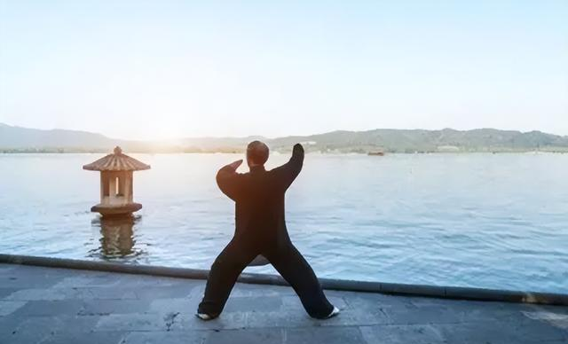 练拳总耸肩夹肘？4步做到真沉肩坠肘，劲不卡脖子。