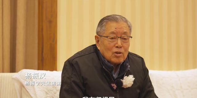 原来杨振宁葬礼当天，93岁弟弟杨振汉露面，透露哥哥一大未了心愿