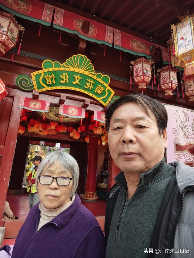 讲述我的写作故事43，《2025年开封赏菊记》。