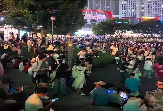 贵州被挤爆了！游客穿羽绒服吃火锅，本地人哭诉：是'攻城略地'！