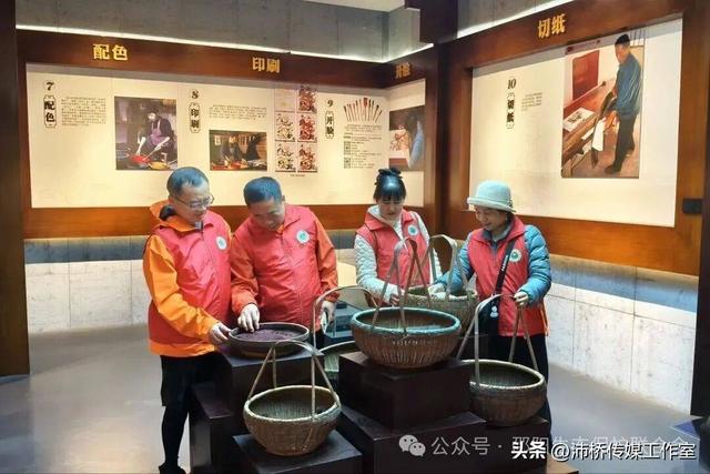 最美水杉林里志愿红