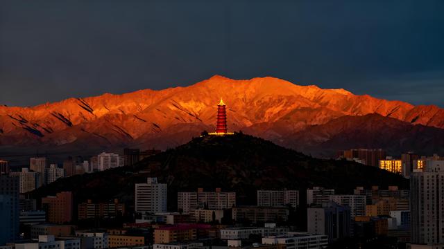 长风掠过天山麓，秋韵漫染乌鲁木齐 —— 丝路名城的鎏金诗卷