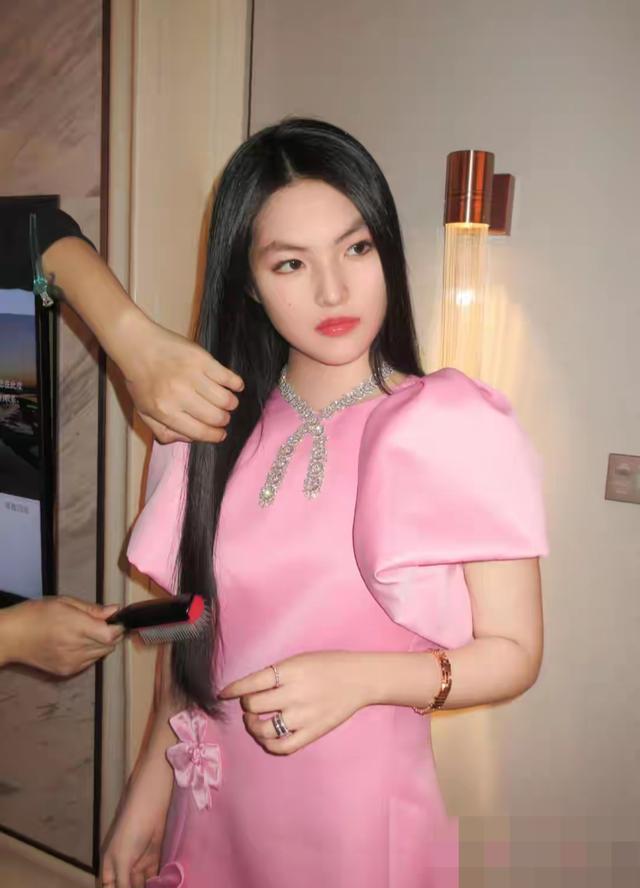 李湘一家现身哈尔滨参加聚会，李湘瘦出小蛮腰，何超琼也去了