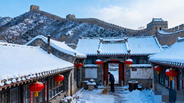 刷爆朋友圈！雪花裹长城 千年雄关秒变诗 中外游客手拉手踏雪成画