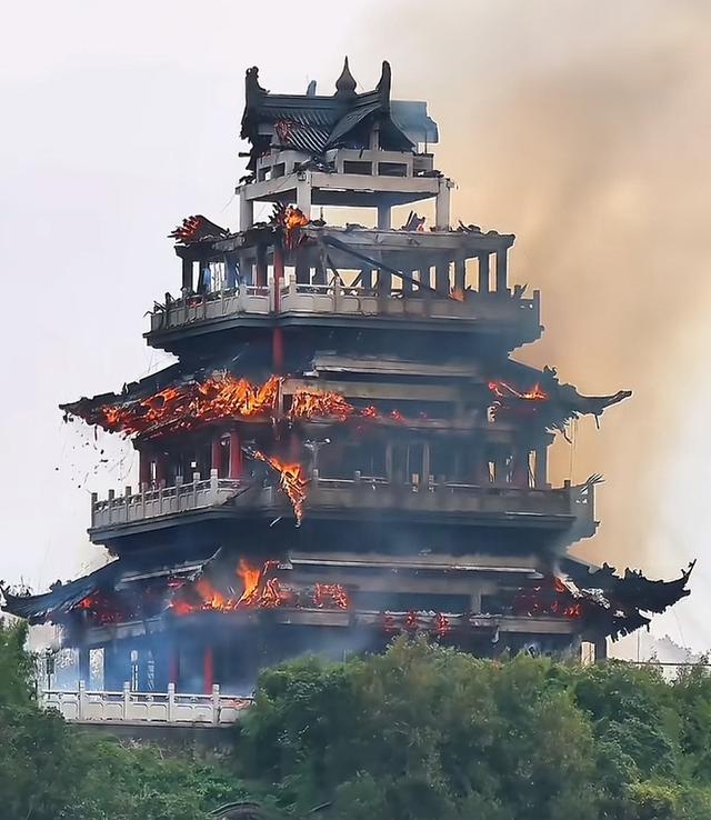 永庆寺早期门前防火横幅照片被挖出!标语成"亮点"，网友：辣眼睛