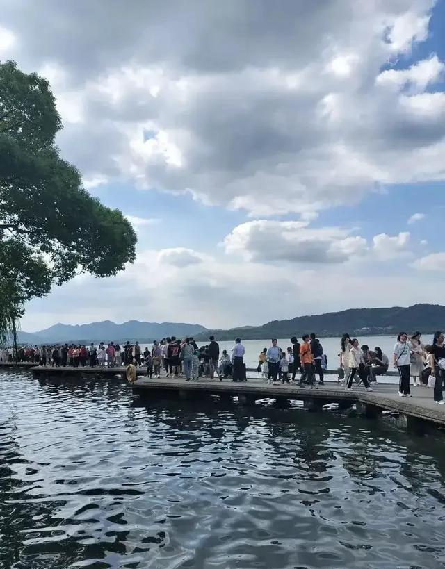 五一杭州彻底挤爆！西湖断桥全是人，游客却纷纷坦言：再挤也值得
