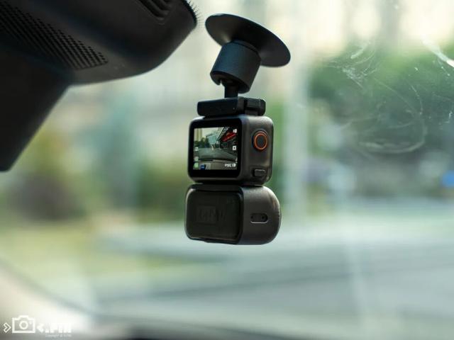 大疆出了款一千多的拇指相机，跟友商玩起了贴身肉搏？