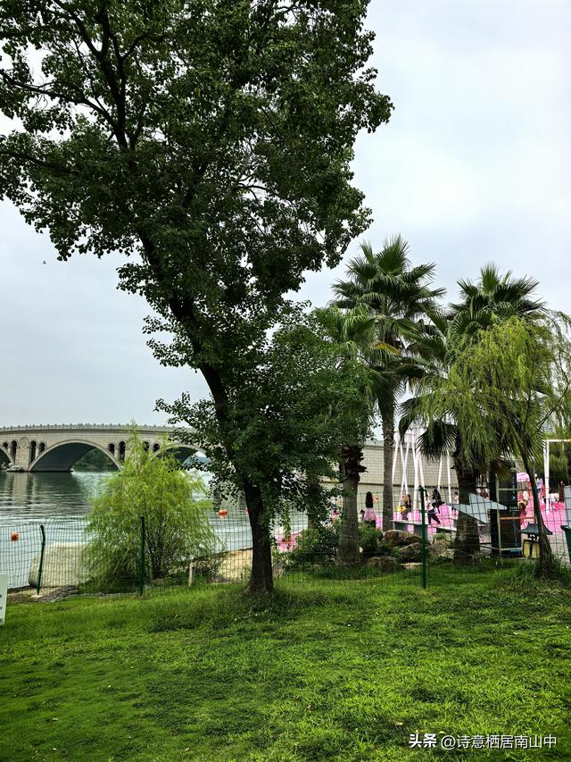 现在越来越流行一种休闲度假游，轻松惬意，拒绝东奔西走！