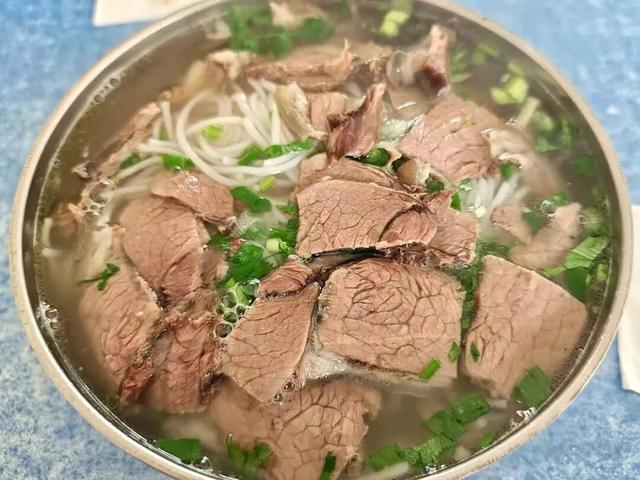 比西昌人少，比昆明更近！高铁直达20℃小众春城，赏花摘果泡温泉！3元草莓吃到撑~