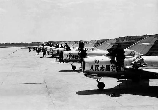 攻不了也守不住？中国空军在西藏上空，被印度空军足足欺负了40年