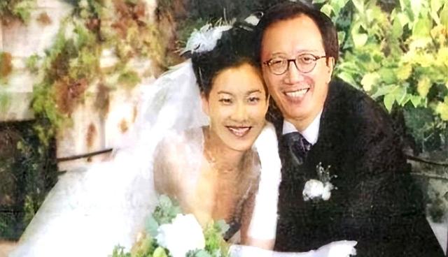 67岁丈夫花心，与妻子密友关系暧昧，跳水皇后伏明霞真嫁得好吗