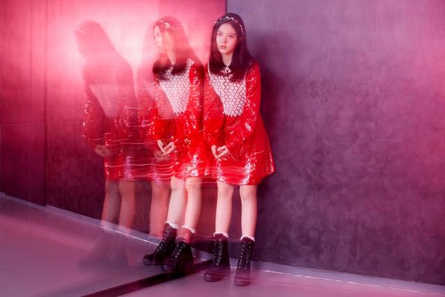 赵今麦｜梦幻少女，红衣飘逸，头饰点缀，宛如仙子降临。