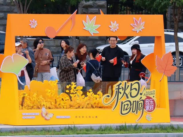 跟着活动游赛罕 | “秋日回响音乐派对”亮相雕塑艺术馆 以艺术盛宴献礼双节