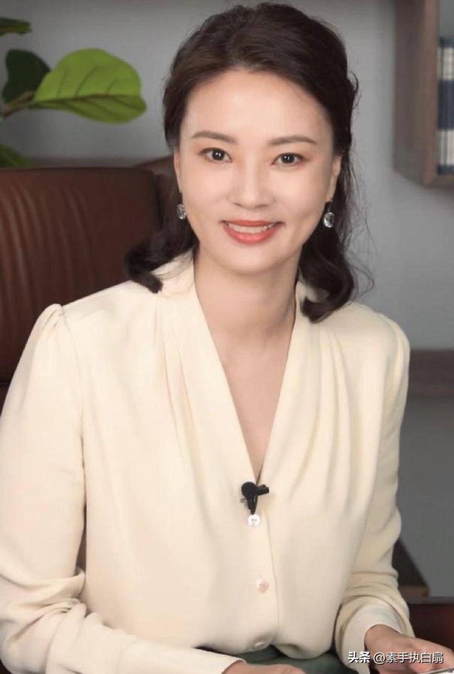 央视最惨女主持：男友被判死缓，丈夫惨死狱中，如今48岁依旧单身