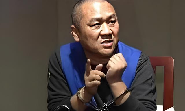 他逃亡16年，靠赃款娶4个老婆生12个娃，2015年被捕时身家几个亿