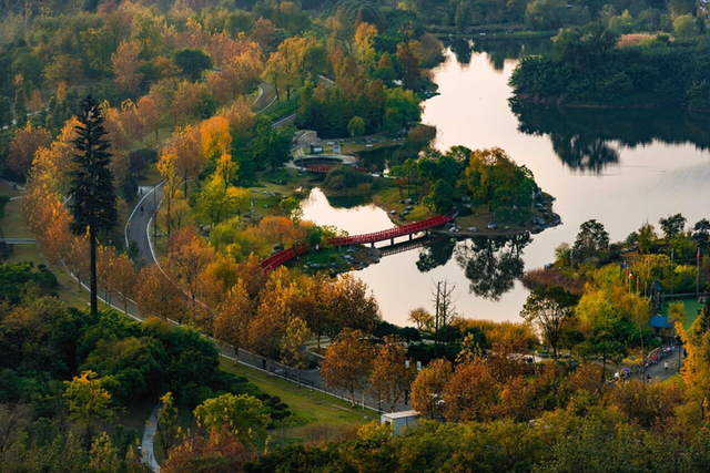 马克龙打卡乾隆花园和锦城湖公园：选这俩地方不止看风景那么简单