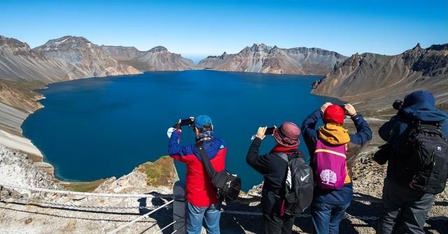 朝鲜人可以在长白山天池游泳，为何中国人却连护栏都不能靠近？