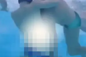 手忙脚乱一顿乱抓 水球比赛中扯对手泳裤 解说:这一球真脏图片