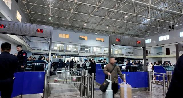 从“等签证”到“秒通关”！黑河首批享受俄免签旅客：省时又省力，贸易旅游都方便