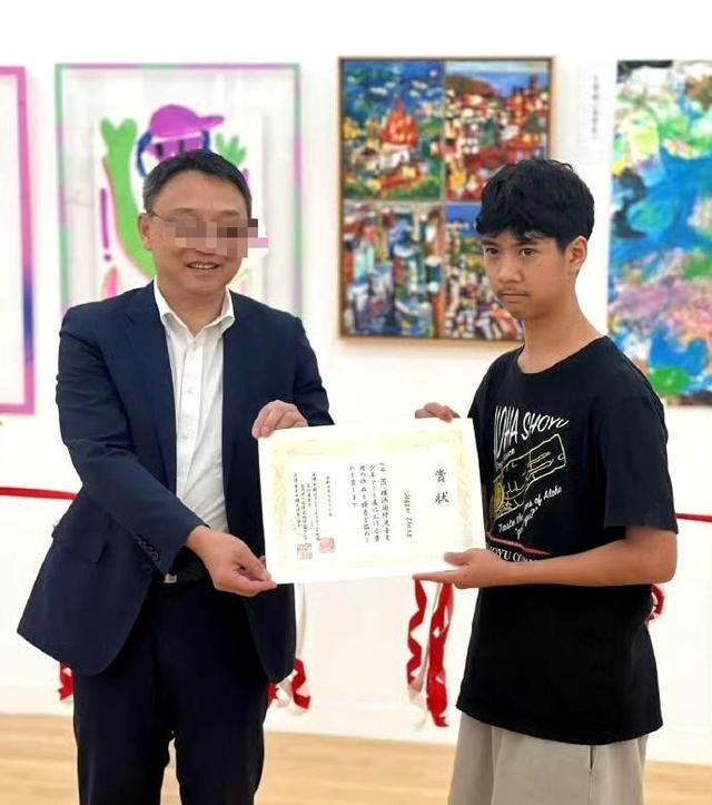 董洁儿子帅到认不出！年仅16岁身高1米8，五官深邃帅过潘粤明