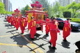 青有所成！一对结婚新人的花轿梦成真了图片