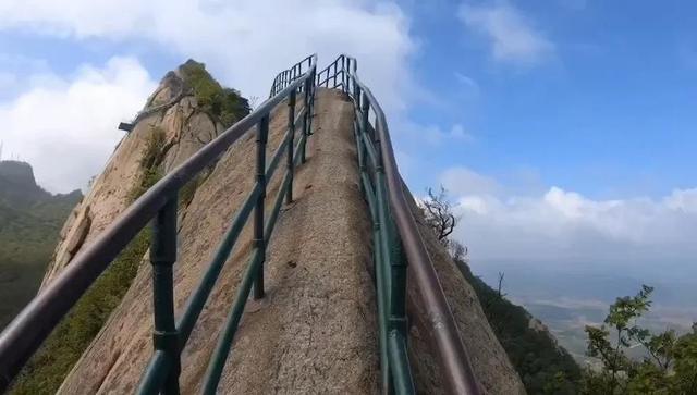 男子凤凰山坠崖：男子信息曝光，当地文旅回应，网友：景区无责
