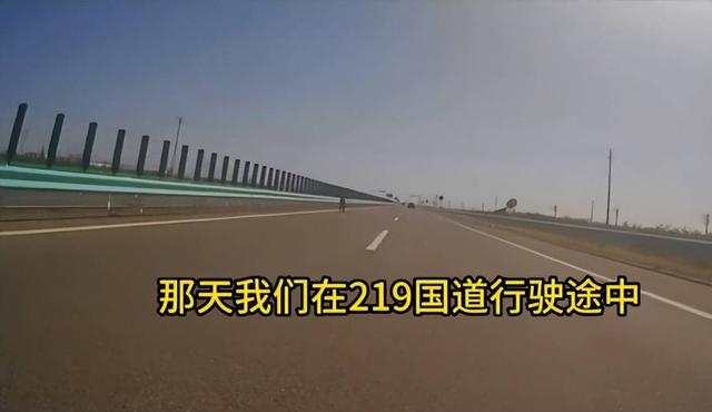 男孩被亲爹独自扔在新疆国道，亲妈徒步寻找摩友好心帮助却遭阴阳