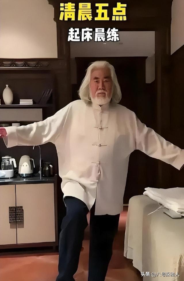 74岁张纪中“服老”了，剃胡须染黑发年轻20岁，和杜星霖更般配