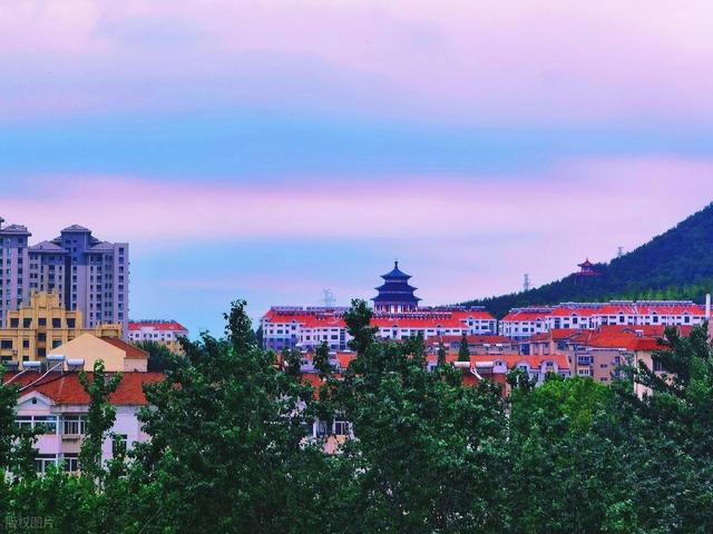 山东面积最大的县级市，相当于3个香港，比6个北京朝阳区还大