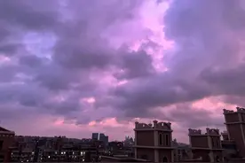 惊呆了！上海天空变紫色了！难道台风要来了吗？图片
