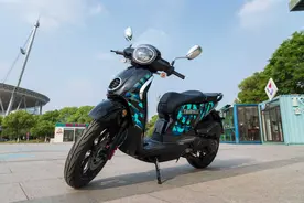 这辆200CC平踏板拥有前后16寸轮胎，最小离地间隙高达180mm图片