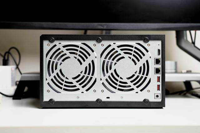 新品首发拆解丨不再躺平的高颜值NAS威联通Qu805