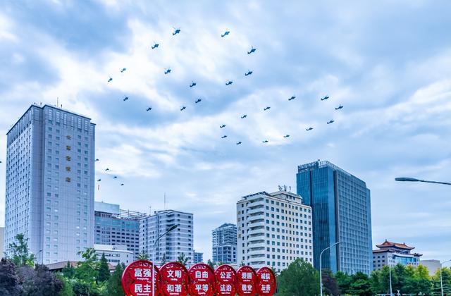 美国就算一动不动，中国20年也追不上？九三阅兵后，局势已被改写