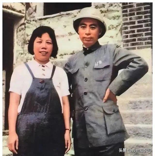 老照片：周总理当众跳起来，为邓大姐摘苹果，浪漫温馨少年气十足