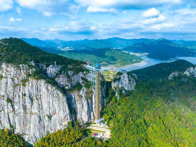 宁波灵岩山上，一座现实版“天空之城”