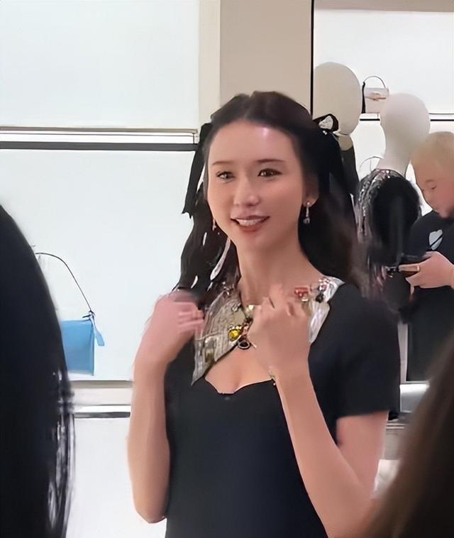 51岁林志玲突然现身上海，四肢干瘦脸圆又肿	，穿印花黑丝努力扮嫩