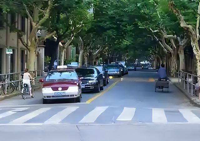 印度美女来中国旅游，第一天就破防：他们卫生条件怎么会这么好？