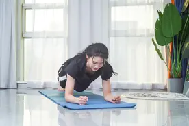 平板支撑别硬撑！正确姿势坚持1分钟，胜过错误姿势10分钟图片