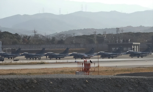 日本是要有新动作？12架战斗机直指辽宁舰，场面唬人实则难堪大用