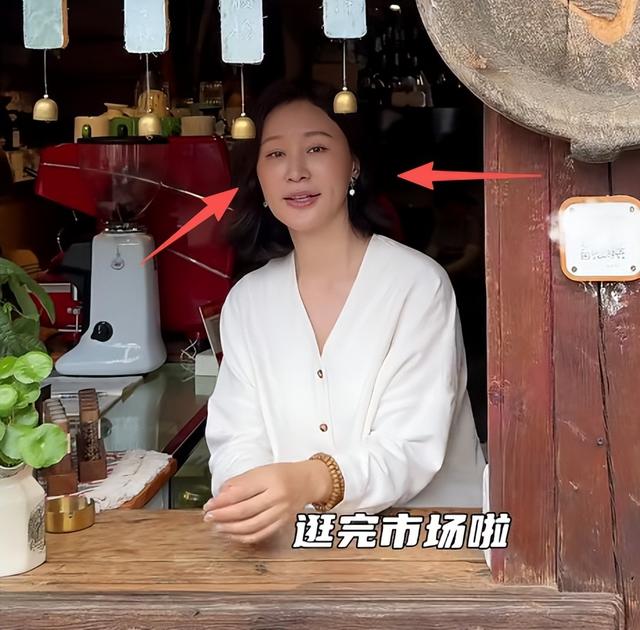 房子斌一家游大理，杨雨婷脸肿馒化严重，18岁女儿大学曝光太优秀