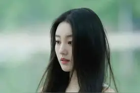 时光悠悠：绝色美女河边摄影写真图片